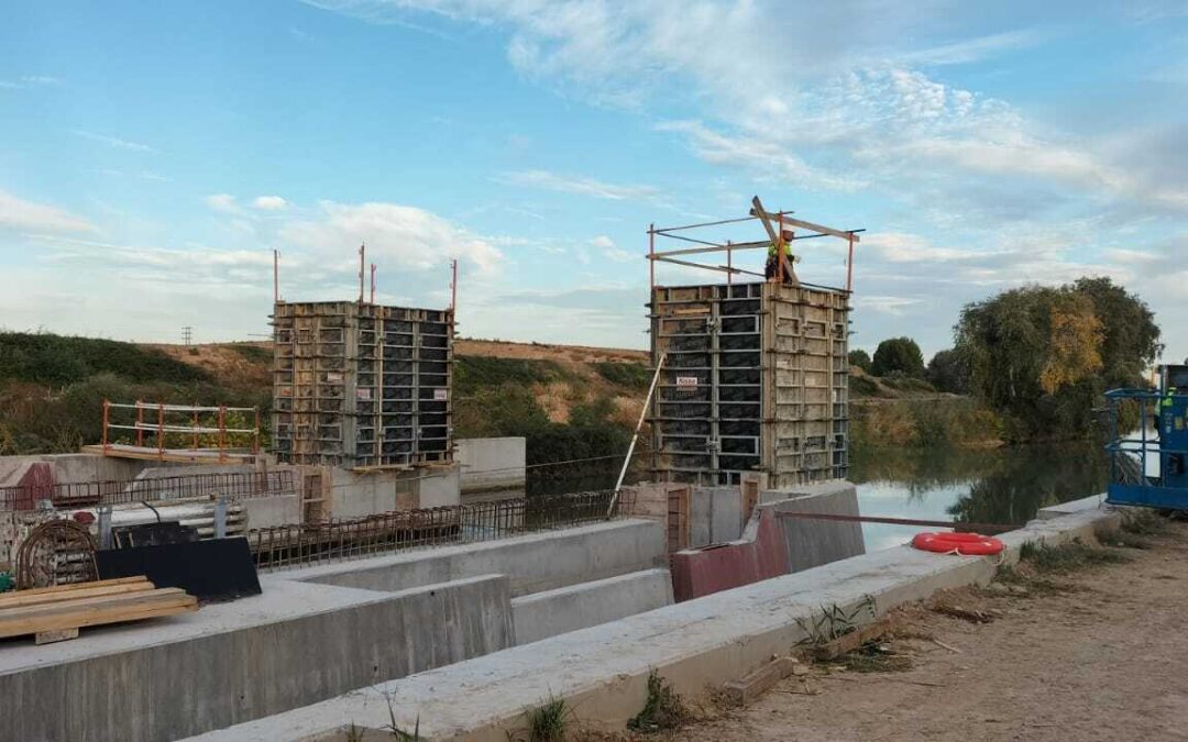Construction of pillars for catch basins on the Canal Imperial de Aragón