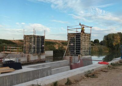 Ejecución de pilares para tajaderas en el Canal Imperial de Aragón